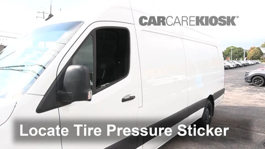 2024 Mercedes-Benz Sprinter 2500 2.0L 4 Cyl. Turbo Diesel Pneus et roues Vérifier la pression des pneus